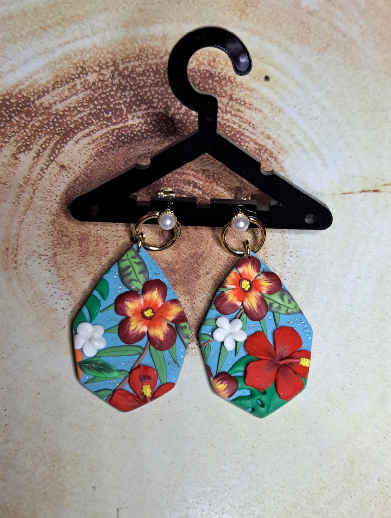 Pendientes de arcilla polimérica, pendientes de flores de hibisco, pendientes hechos a mano en 3D, pendientes de monstera, pendientes de flores, pendientes colgantes imagen 4