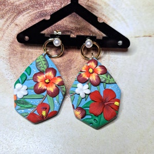 Pendientes de arcilla polimérica, pendientes de flores de hibisco, pendientes hechos a mano en 3D, pendientes de monstera, pendientes de flores, pendientes colgantes imagen 1