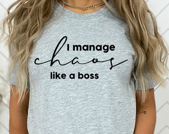 Jag hanterar kaos som en chef-tröja, rolig chefsdam-tröja, kaoskoordinator-gåva, sarkastisk arbetströja, kontorshumor-tröja, chefsuppskattning