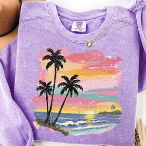 Vintage Beach Sunset Sweatshirt, Pastel Comfort Colors Palm Tree Graphic Crewneck, Retro Summer Vacation Pullover,Cute Boho Oversized Jumper