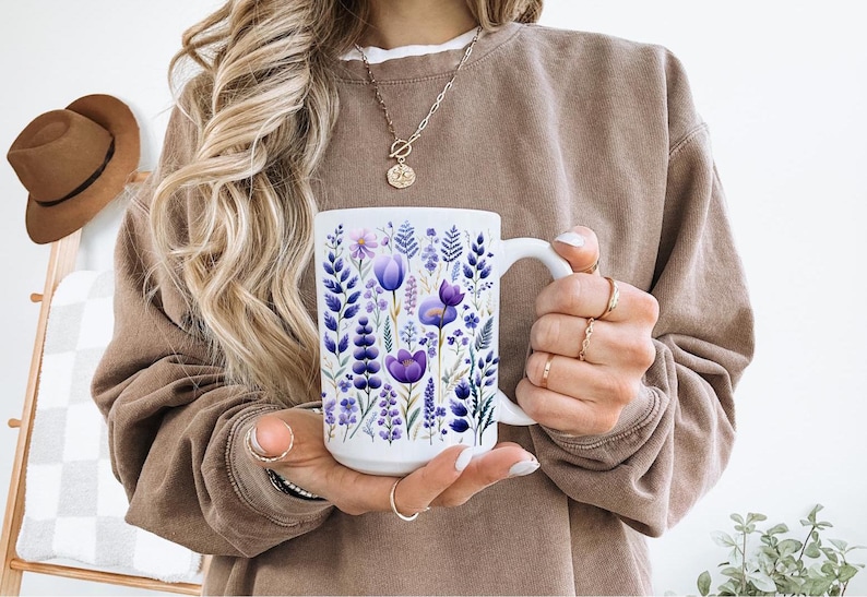 Boho Lila Vildblommor Cottagecore Kaffemugg, Blommor Mugg, Pastell Blommig Natur Mugg, Vildblommor Tekopp, Blomsterträdgårdsälskare, Present till henne bild 2