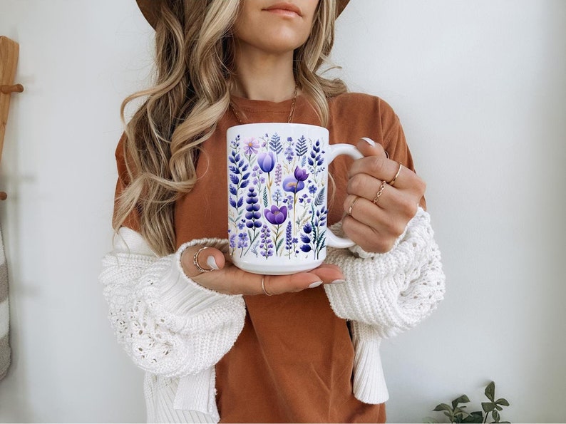 Boho Lila Vildblommor Cottagecore Kaffemugg, Blommor Mugg, Pastell Blommig Natur Mugg, Vildblommor Tekopp, Blomsterträdgårdsälskare, Present till henne bild 1