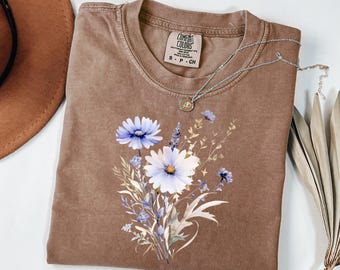 Koszula Comfort Colors® Blue Flower Bouquet, Koszula dla miłośników kwiatów, Koszula w kwiaty w stylu retro, Koszula w kwiaty, Koszula damska z motywem roślin, Prezent dla miłośnika natury