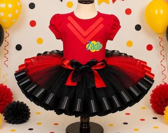 Röd vickande tutu och personlig skjortoutfit för småbarn