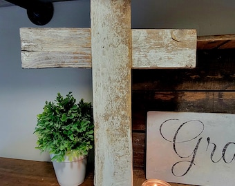 Cruz de madera con pintura blanca desconchada