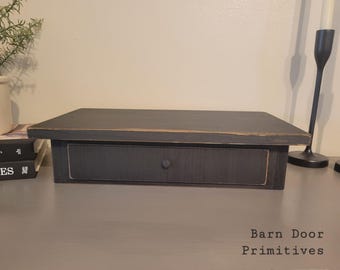 Caja de madera rústica para cables, consola de videojuegos, portátil y router.