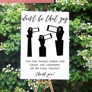 Puede incluir: Señal imprimible con el texto "don't be that guy" y un gráfico de tres manos sosteniendo teléfonos. El texto debajo del gráfico dice "Put the phones down and enjoy the ceremony, or no cake tonight. Thank you!"