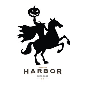 Puede incluir: Una silueta negra de un jinete sin cabeza sobre un caballo encabritado, sosteniendo una calabaza sobre su cabeza. Debajo de la figura, el texto dice HARBOR DESIGN CO en una fuente oscura con una peque&ntilde;a l&iacute;nea ondulada sobre la palabra HARBOR.