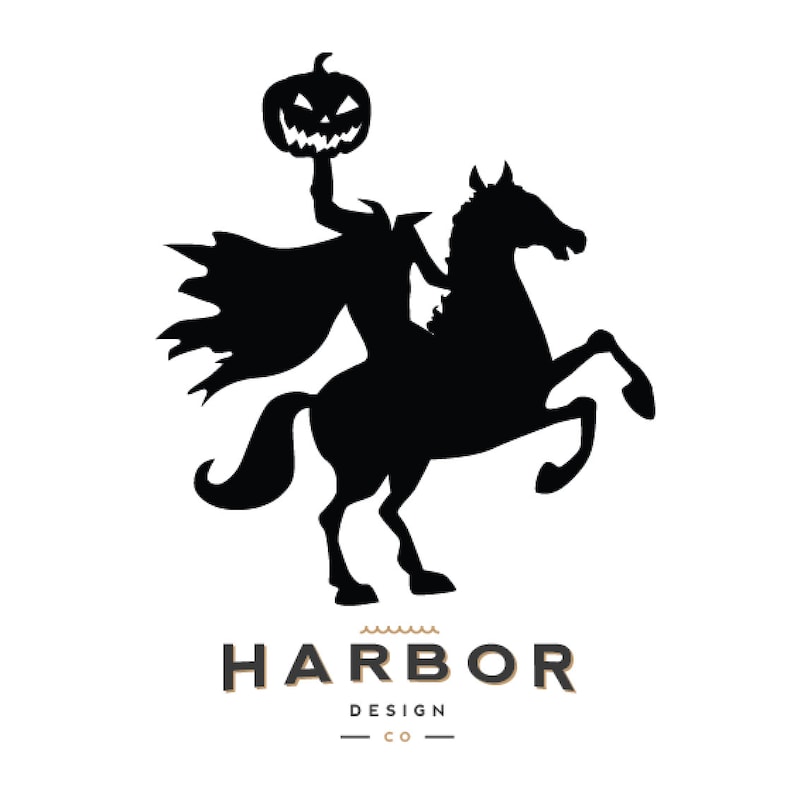 Puede incluir: Una silueta negra de un jinete sin cabeza sobre un caballo encabritado, sosteniendo una calabaza sobre su cabeza. Debajo de la figura, el texto dice HARBOR DESIGN CO en una fuente oscura con una peque&ntilde;a l&iacute;nea ondulada sobre la palabra HARBOR.