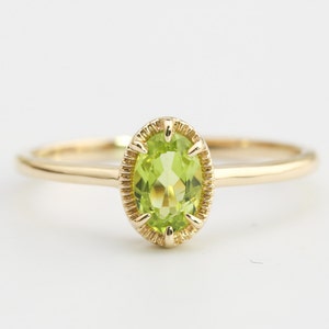 Anillo de peridoto en oro de 14 quilates, anillo de piedra ovalada, piedra de nacimiento de agosto, regalo para ella, peridoto verde genuino