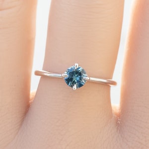 Ocean blue sapphire ring, Tapered band Montana sapphire solitaire ring, Simple round sapphire ring, minimal sapphire ring, Dainty sapphire