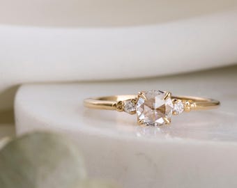 Anel de noivado com diamante natural lapidado em rosa, cravação em formato de flor de alto perfil, anel com três diamantes, diamante ético, ouro reciclado 14k