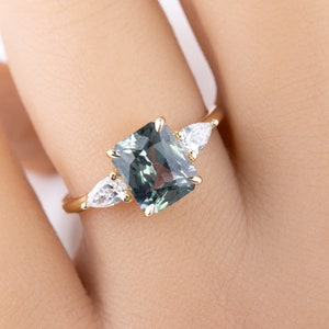 Anillo de compromiso de corte radiante, anillo de zafiro radiante, anillo de zafiro de 3 piedras, anillo de compromiso grande, anillo de compromiso único de 2 qt imagen 5