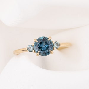 Runder Blauer Montana-Saphirring, Verlobungsring Blauer Montana-Saphir, Montana-Saphir-Drei-Stein-Ring, Unikatring, 14k Goldring