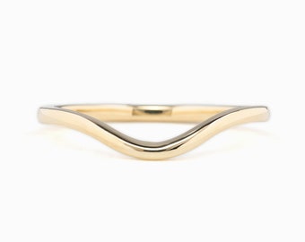Simple Curved Wedding Band, Minimalist shape wedding ring, 14k Plain curved wedding band, dainty wedding ring, 14k gold, 18k gold, Platinum