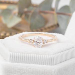 Natural or Lab diamond three stone ring, Oval brilliant-cut diamond engagement ring, Envero&#39;s signature elevated flower setting, Four Prongs