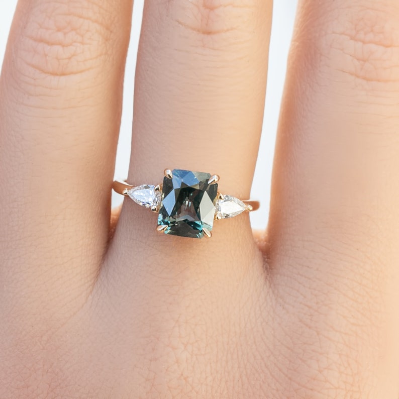Anillo de compromiso de corte radiante, anillo de zafiro radiante, anillo de zafiro de 3 piedras, anillo de compromiso grande, anillo de compromiso único de 2 qt imagen 2