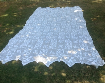 Oszałamiająca, czysto biała, vintage'owa, francuska, ręcznie robiona na szydełku narzuta na łóżko/narzuta/obrus. Falisty brzeg. 314 cm x 178 cm