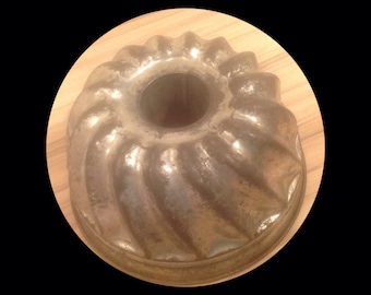 FRANCE Vintage French Kugelhopf/ Saverin Tin. Decorative Baking Item from the 1950s. Metal pastry baking dish.