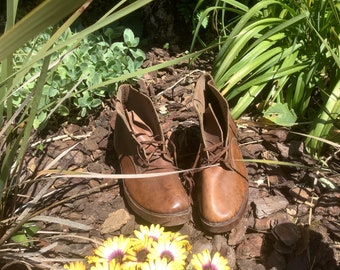 Bottes de travail françaises vintage avec une magnifique patine vieillie authentique. Semelles en bois faites main, tige en cuir marron. Affichage fabuleux.