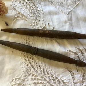 2 broches vintage françaises tournées en bois à la main du début du siècle dernier.