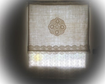 Französischer alter Leinen und Guipurespitze Flächenvorhang, Country Vorhang, Upcycled Fabrics 30 "lang x 20" breit. Saum am oberen Rand für Stange.