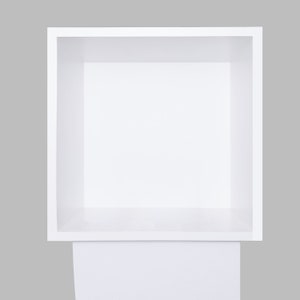 以下が含まれることがあります： 正方形の開口部のある白い立方体の棚。棚は空で、アイテムを展示する準備ができています。