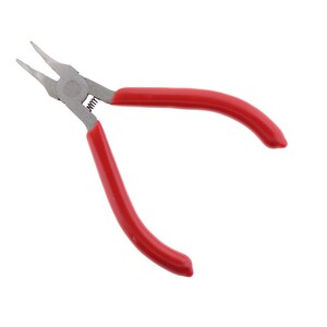 Könnte beinhalten: Rote Zange mit silbernem Metallkopf und einer Feder.
