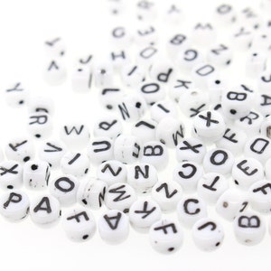 100 peças de contas de letras mistas - contas brancas com letras pretas - 6 mm - contas de vidro