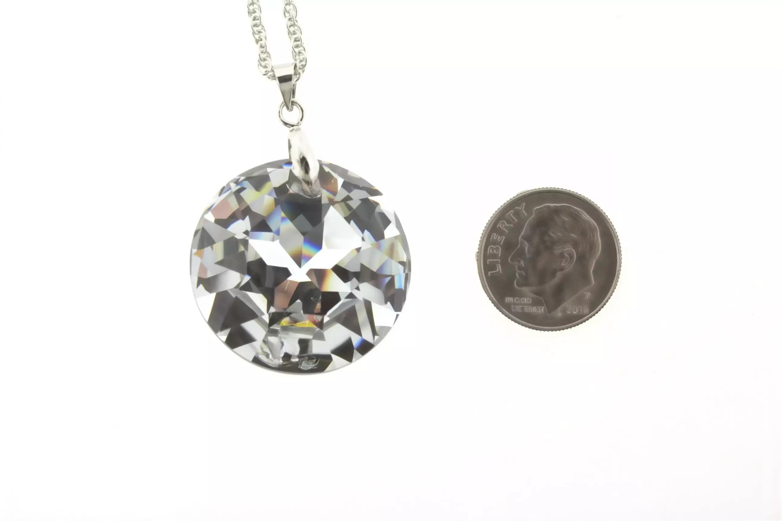 Swarovski ラウンド型クリスタルネックレス クリスタルネックレス：輝くラウンド型スワロフスキーペンダント（18