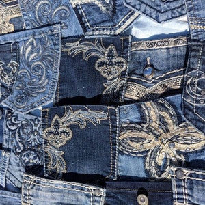 Puede incluir: Un mosaico de tela vaquera con varios dise&ntilde;os bordados en hilo plateado y dorado. La tela es una mezcla de tonos azules claros y oscuros.