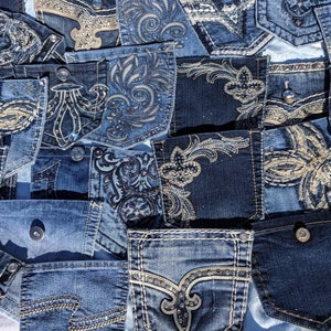 Puede incluir: Una colecci&oacute;n de bolsillos de jeans de mezclilla con varios dise&ntilde;os bordados, que incluyen patrones florales, remolinos y flores de lis. Los bolsillos son de diferentes tonos de azul y tienen una variedad de adornos, como pedrer&iacute;a y cuentas.