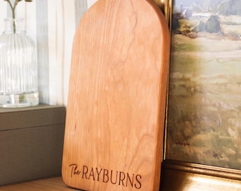 Tabla de cortar arqueada en miniatura, caja de regalo con monograma/tabla de charcutería personalizada/idea de regalo personalizada para bodas/agradecimientos/inauguraciones de casas