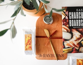 Tabla de cortar arqueada en miniatura, caja de regalo con monograma/tabla de charcutería personalizada/idea de regalo personalizada para bodas/agradecimientos/inauguraciones de casas