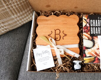 Tabla de cortar con monograma de vieira, caja de regalo / Mini tabla de cortar / Tabla de charcutería personalizada, idea de regalo para boda / Regalo de agradecimiento para inauguración de la casa