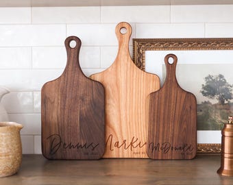 Tabla de charcutería personalizada / regalo de bodas para pareja / con asa Tabla de quesos con monograma Regalo de compromiso Regalo de despedida de soltera - 003