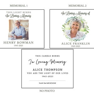 K&ouml;nnte beinhalten: Drei Gedenkkerzen-Etiketten mit Fotos und Text. Das erste Etikett zeigt ein Foto eines Mannes und den Text "THIS LIGHT BURNS In Loving Memory HENRY BOWMAN 1945-2023". Das zweite Etikett zeigt ein Foto einer Frau und den Text "In Loving Memory of ALICE FRANKLIN 1949-2023". Das dritte Etikett hat kein Foto und den Text "THIS CANDLE BURNS In Loving Memory ALICE THOMPSON YOU ARE THE LIGHT OF OUR LIVES 1945-2023 Scent: Sea Salt & Orchid NO PHOTO".