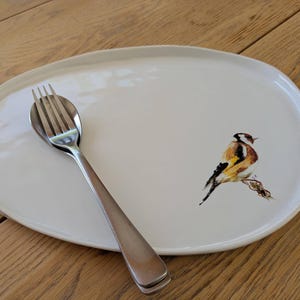 Ovale Porzellanschale mit Vogelmotiv