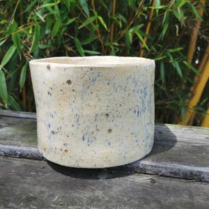 Vaso in gres color crema maculato blu
