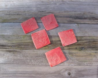 Dessous de verre carrés avec des gravures florales en faïence émaillée rouge