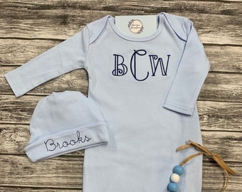 Ensemble robe et bonnet monogramme bébé garçon, ensemble robe bleu bébé pour bébé, robe bébé garçon, cadeau de shower de bébé garçon, robe de chambre pour garçon, robe de jour