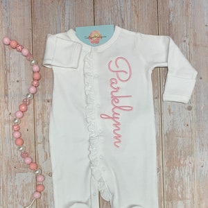 Pijama de bebê menina com monograma, pijama infantil, babador, conjunto de paninho de arroto, presente para bebê, paninho de arroto personalizado, babador, paninho de babado, roupa para ir para casa