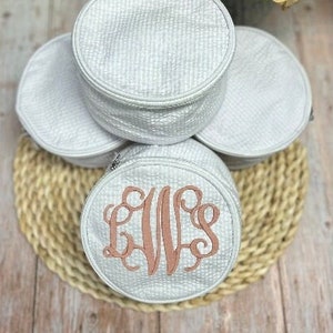 Seersucker-cosmeticatas met monogram, ronde Seersucker-sieradentas, bruidsmeisjecadeau, gepersonaliseerde sieradendoos, afstudeercadeau, vriendin cadeau