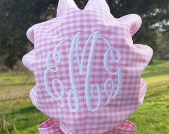 Rosa Gingham Baby Bonnet mit Monogramm, karierte Haube, rosafarbene Ginghamhaube, Babyhaube, Knopfhaube, Baby-Dusche-Geschenk