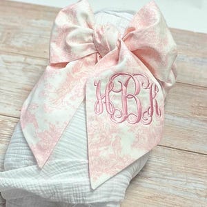 Manta para bebé con monograma y lazo, lazo para manta, lazo grande para bebé, lazo con monograma, regalo para baby shower, envoltura con lazo, faja para bebé, lazo de toile rosa