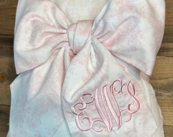 Babystrik met monogram voor inbakeren, inbakerdoekstrik, grote babystrik, monogramstrik, babyshowercadeau, strikwikkel, babyfotorekwisiet, roze toile strik