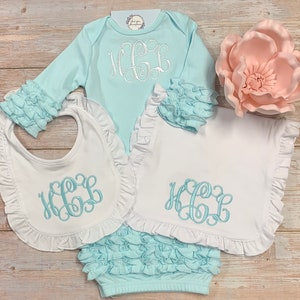 Conjunto de bata para niña con monograma color aguamarina, conjunto de bata para bebé con babero y paño para eructar, bata de bebé, paño para eructar personalizado, babero, bata para ir a casa, bata de día