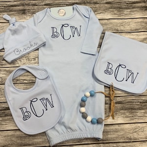 Conjunto de bata con monograma para bebé niño, conjunto de babero y paño para eructar para bebé, bata de bebé personalizada, babero, regalo para baby shower, bata para ir a casa, bata de día