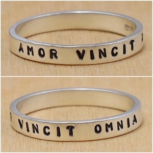 Amor Vincit Busmia (Liebe erobert alles) Hand gestempelt Sterling Silber Ring