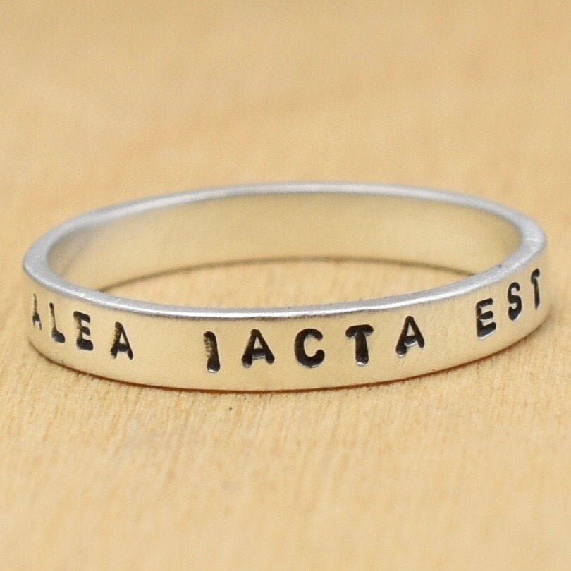 Anillo estampado a mano Alea Iacta Est (The Die Is Cast)